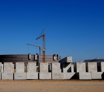 Betonnen legoblokken bij opslagvakken