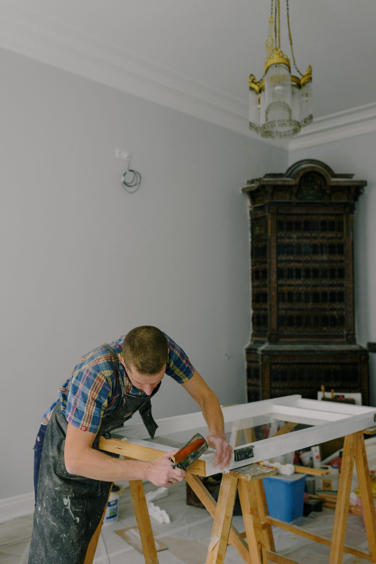 Timmerman werkt aan een houten raamkozijn in een werkplaats